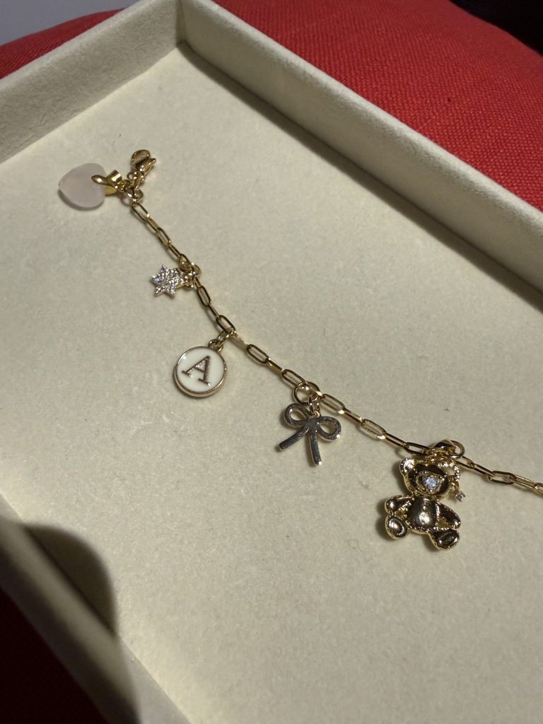 Bracelet with a teddy bear, a bow and an initial A