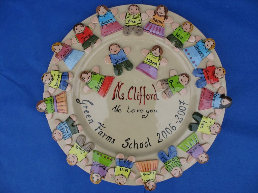 Hand-painted round Green Farms School platter ringed with sculpted children, "We love you," 2006–2007